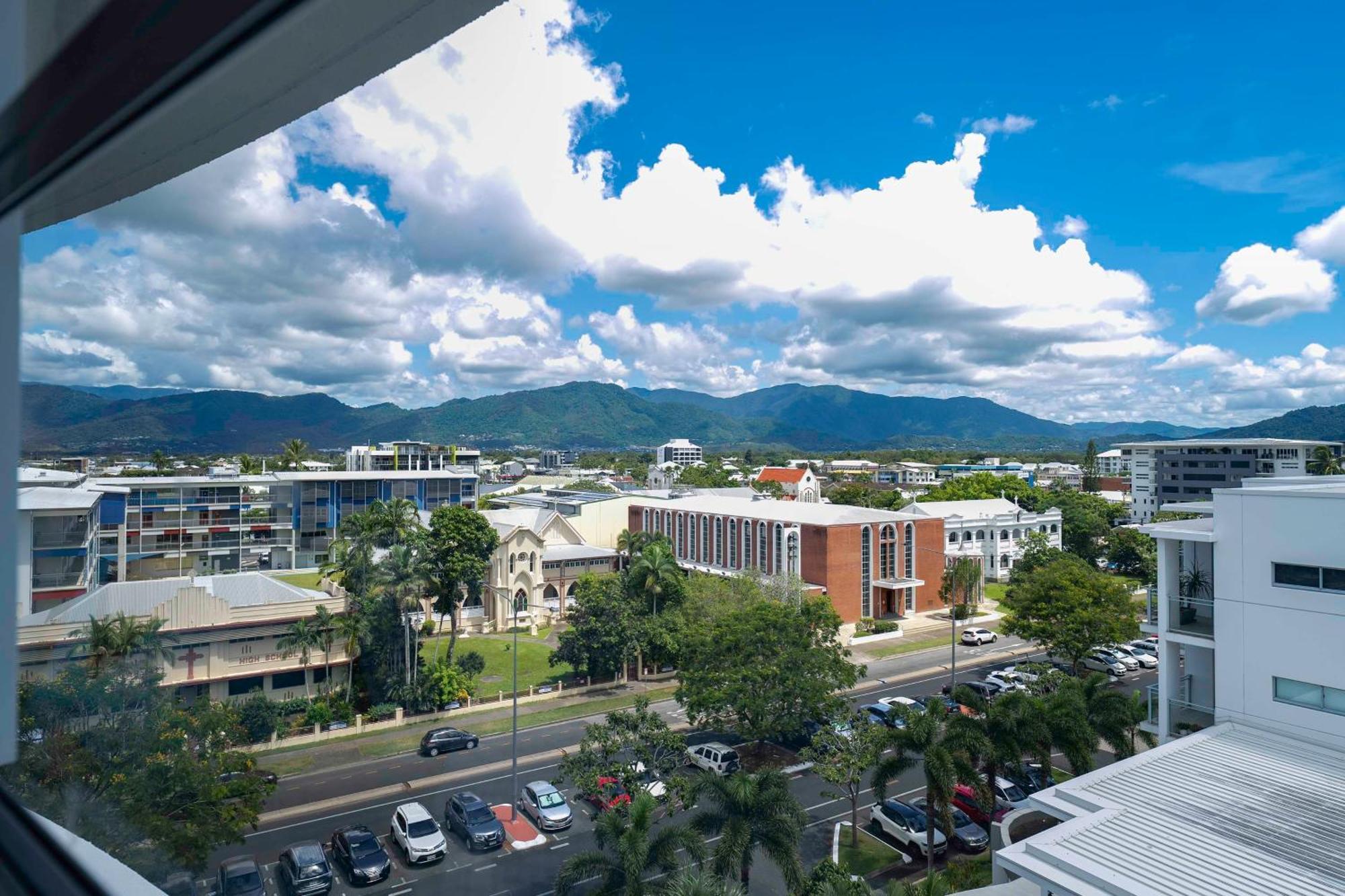 Doubletree By Hilton Cairns Hotel Exterior photo