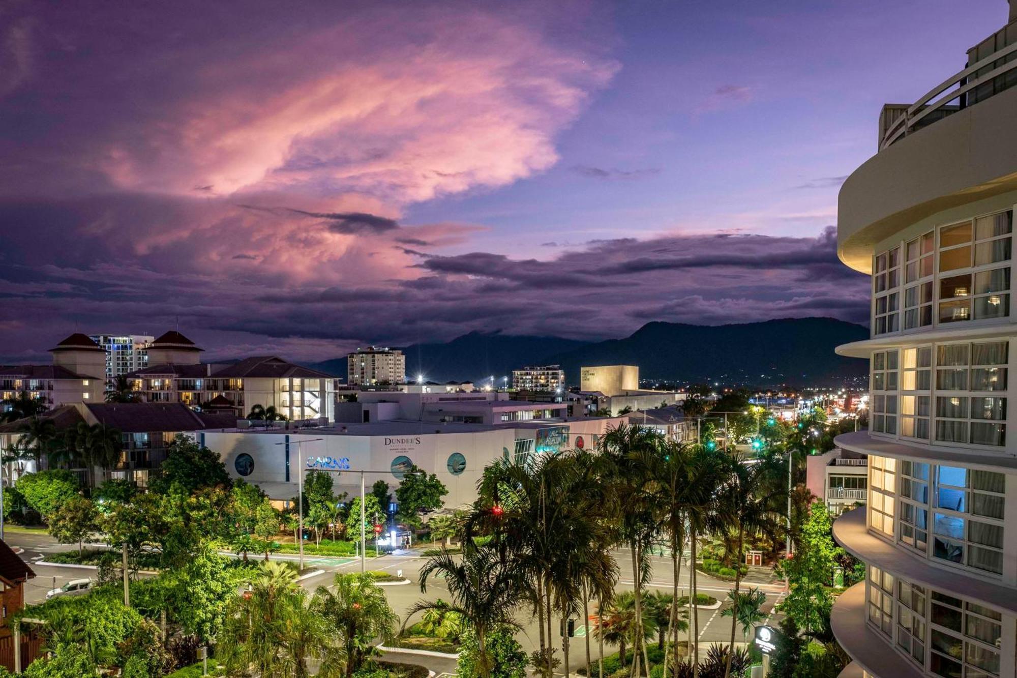 Doubletree By Hilton Cairns Hotel Exterior photo